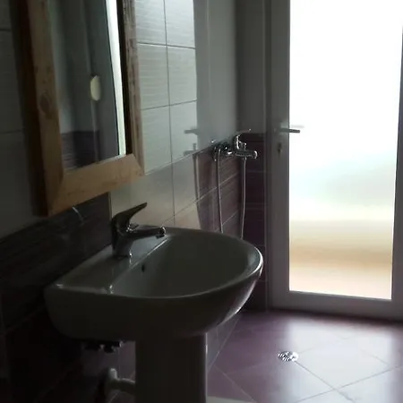 Eco-house Lalzi Bay Vila *